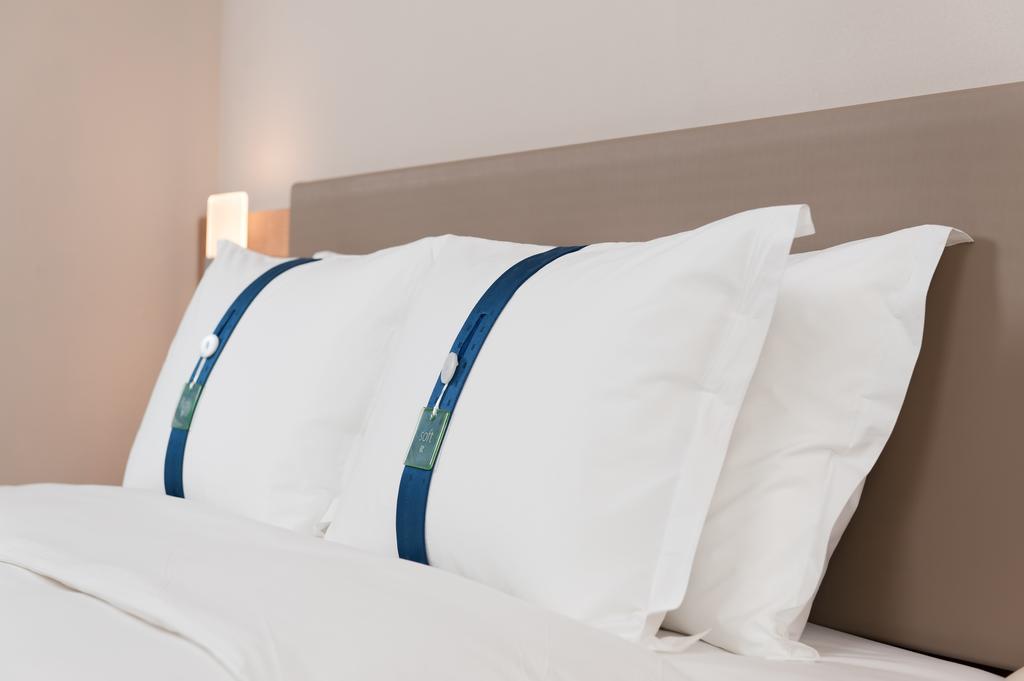 Holiday inn clearance express pillows